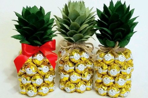 DIY-ananas van snoep en champagne: stap voor stap uit een fles maken. Masterclass voor beginners