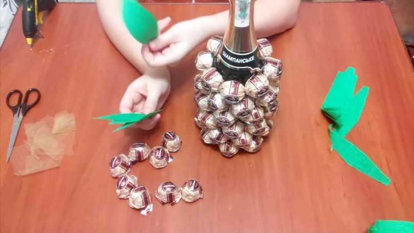 DIY-ananas van snoep en champagne: stap voor stap een fles maken - een masterclass voor beginners, foto, video