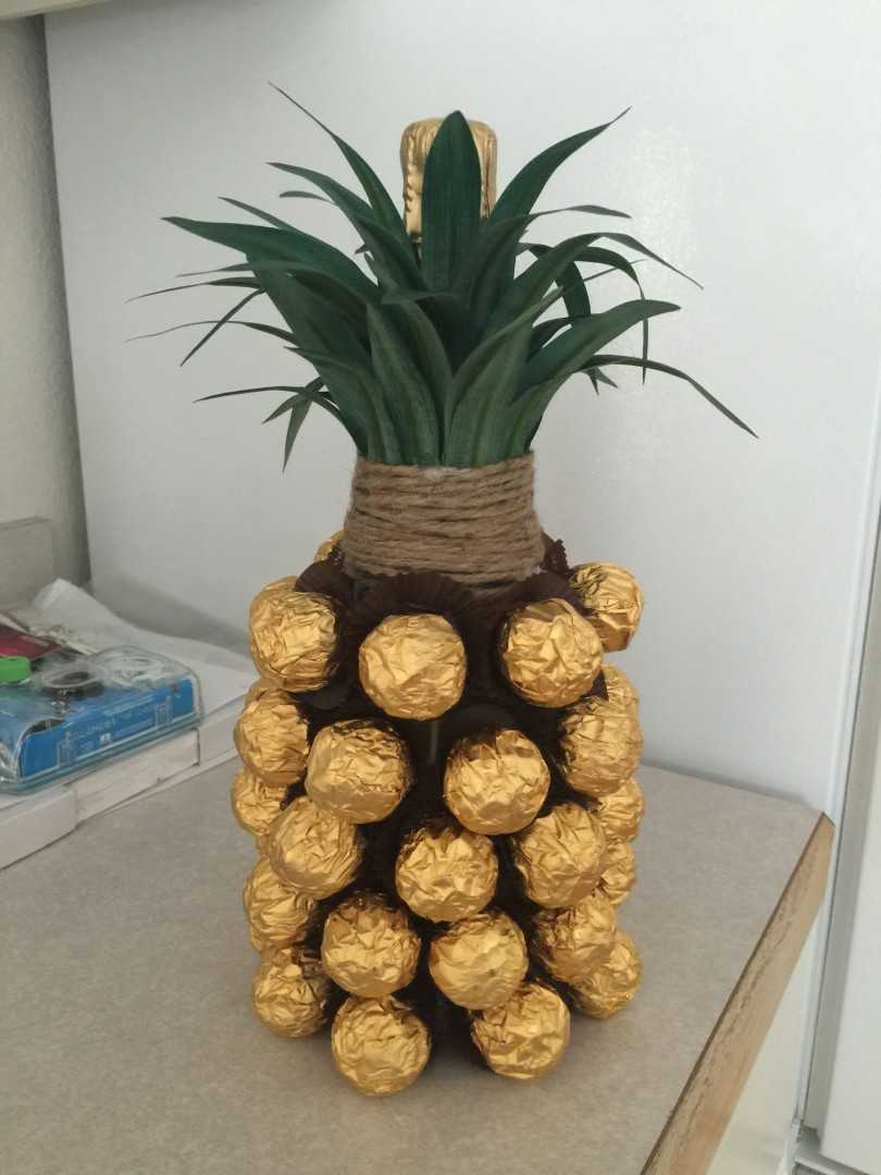 DIY-ananas van snoep en champagne: stap voor stap een fles maken - een masterclass voor beginners, foto, video
