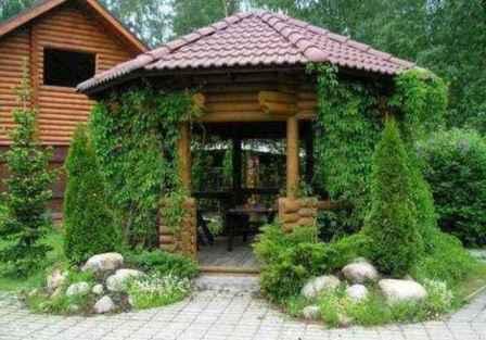Altana ogrodowa powinna być stylowo połączona z wiejskim domem, jednak można ją ostrożnie zamaskować roślinami