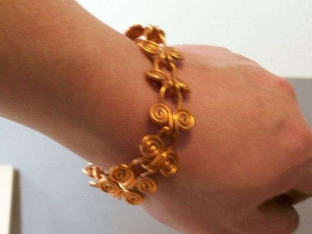 In this way, connect about five large rings. The dimensions of the finished bracelet depend on the size of the rings and links. To make the bracelet easy to fasten, attach a hook or clasp.