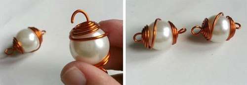You can connect the bracelet with rings that are bought in an accessories store or are made of wire. A denser bracelet will turn out if you connect it with the loops that are on the beads. To do this, you will need to slightly unbend one loop.