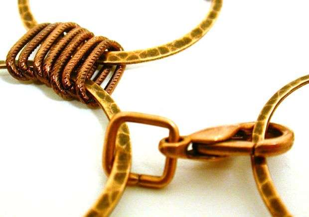 In this way, connect about five large rings. The dimensions of the finished bracelet depend on the size of the rings and links. To make the bracelet easy to fasten, attach a hook or clasp.