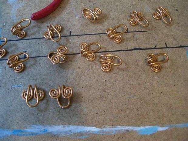 Begin to twist the spiral on both sides. Prepare such blanks in advance, and then bend them in half. You will have hooks that will remain connected together.