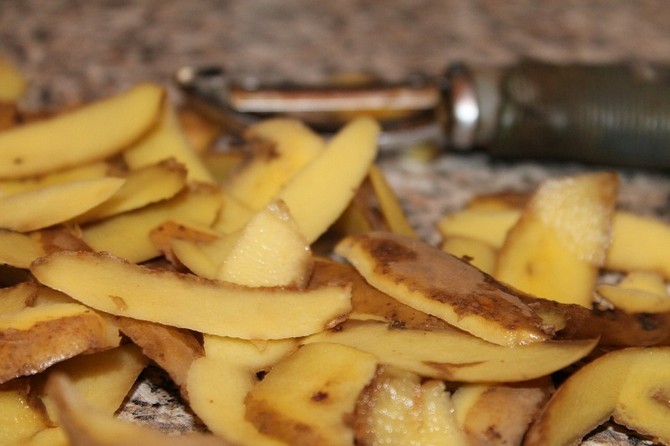Обелените картофени обелки са много полезни за касис, тъй като съдържат голямо количество нишесте.