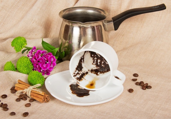 Използваните чаени листа и утайката от кафе са отличен тор.