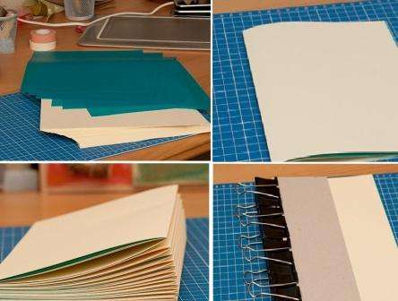Вземете около 13 цветни листа и ги сгънете наполовина. Можете да редувате листа от бежово и синьо, всичко зависи от вашето въображение. Трябва да приготвите 10 такива заготовки. В резултат на това вашият бележник ще бъде във формат А5 с 130 страници.