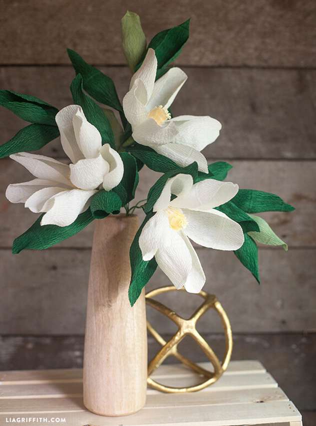 kwiat magnolii z białego papieru falistego