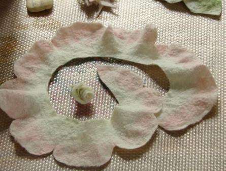 Begin van de restjes een knop te vormen en begin deze vervolgens met bloembladen te wikkelen.