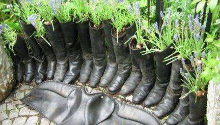 Оригинално и икономично решение за подреждане на цветна градина е използването на стари обувки. Гумени ботуши или износени ботуши лаконично ще се впишат в ландшафтния дизайн на вилата.