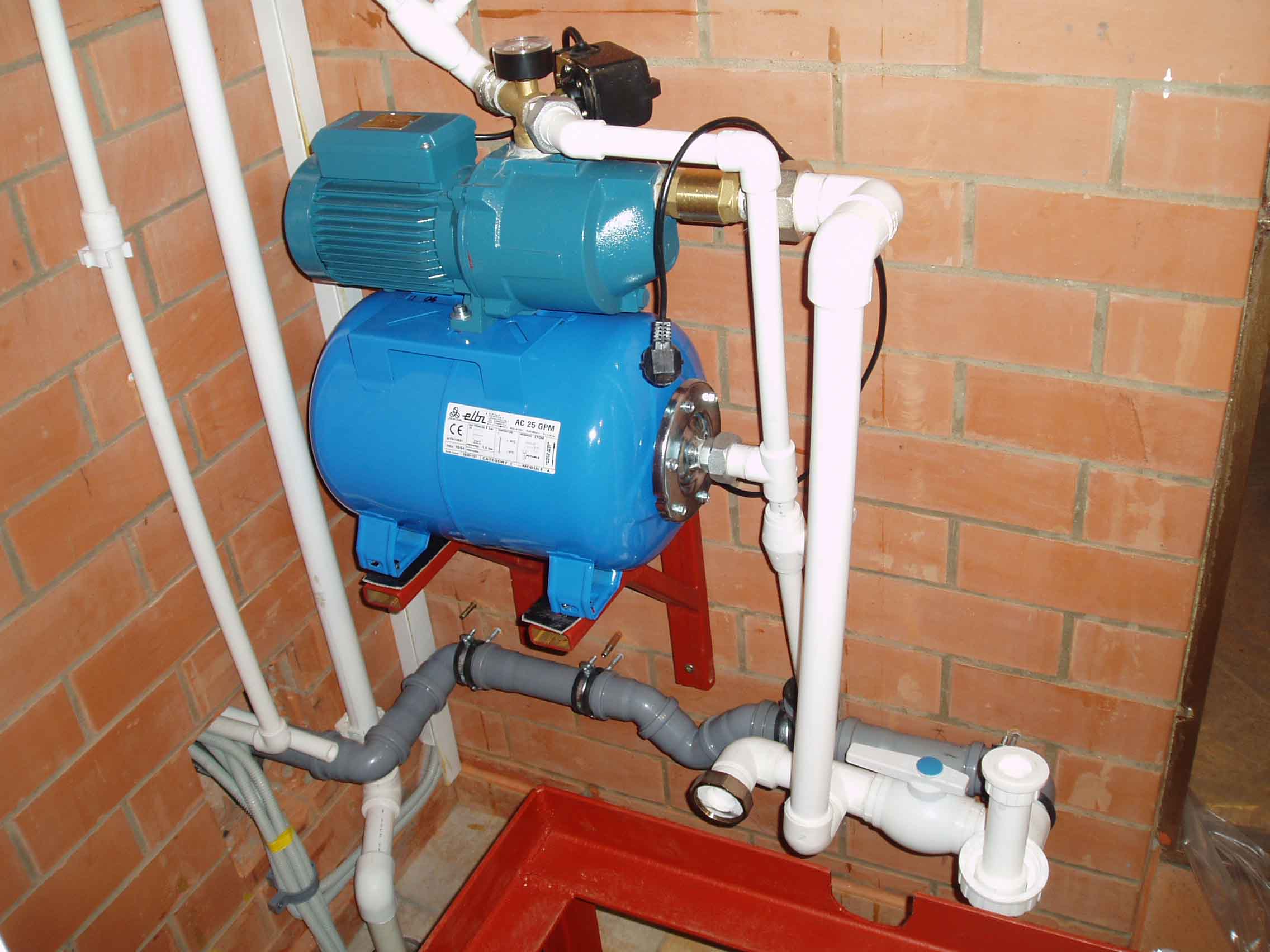 Налягане на водата във водоснабдителната система: в апартамент, в къща