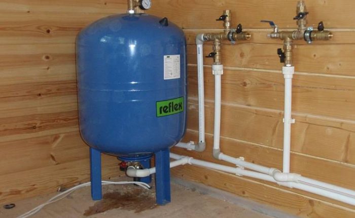 Как да създадете налягане на водата в частна къща: начини за справяне с проблема