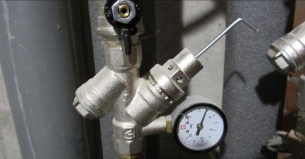 Water pressure reducer with pressure gauge