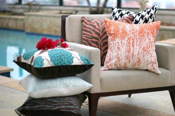 Decorative pillows for the armchair