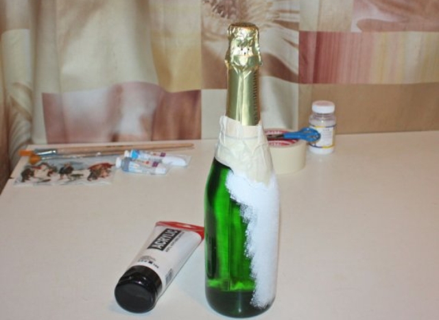 A palack zöld színének elrejtéséhez vonja be fehér vizes bázisú festékkel.