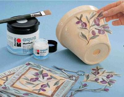 If you want the drawing to be clearly visible, then completely prime the bottle. You can make the background in any color with acrylic paint. Prepare wipes while the paint is drying. For decoupage, three-layer napkins are used, from which the upper colored layer is separated. You can you