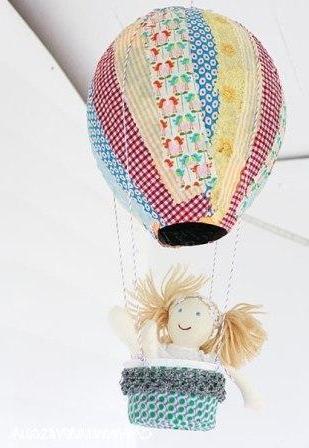 De creativiteit van kinderen maakt een ballon met hun eigen handen