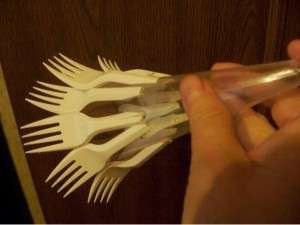 Cut off some of the forks, but it is important that they are all the same length. Start glueing the tree forks from the bottom of the glass.