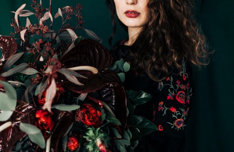 Dark tones in the bouquet