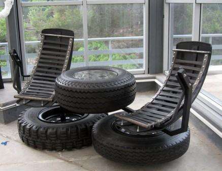 Tire furniture can look creative and stylish. Pay attention to how the set is made of an armchair and a coffee table.