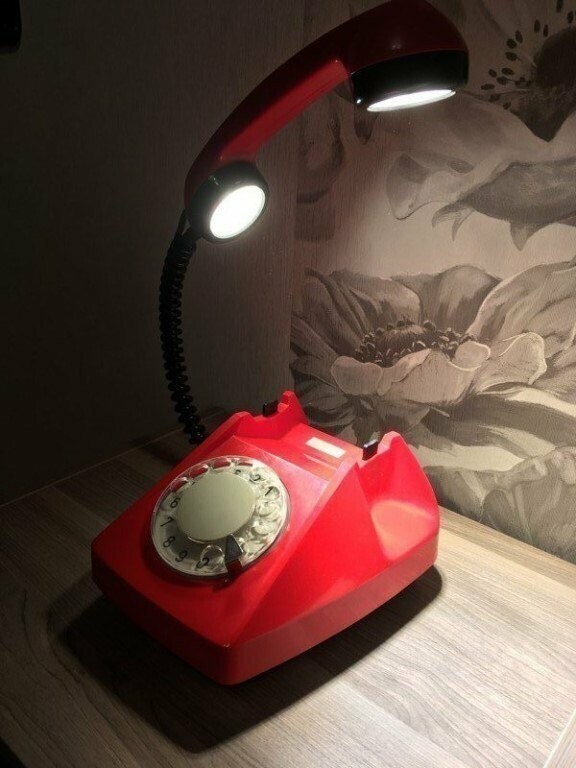 Itt egy lámpa egy régi telefonból.