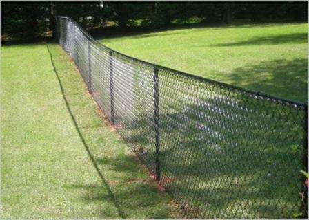 Сред металните огради можете да намерите и голямо разнообразие от опции. Например, мрежата Rabitz най -често се използва за ограда на летни вили.
