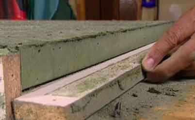 Днес бетонът е един от най -разпространените и търсени материали, защото съчетава такива параметри като достъпна цена и гъвкавост на използване. Благодарение на специални добавки, можете добре да регулирате свойствата на бетона и след това да го използвате не само в строителството, но и в процеса на изработка на занаяти за дома