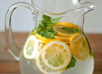 Als je gewoon je dorst wilt lessen, probeer dan sinaasappelsap, broodkvas, kefir of citroenwater te drinken.