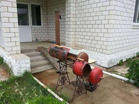 Stap 3. Snijd een gat aan de andere kant van de schoorsteen die de rokerij verbindt met de vuurhaard vanaf een gasfles. Bij het maken van een barbecue uit een cilinder regelen we de trek met dit gat.