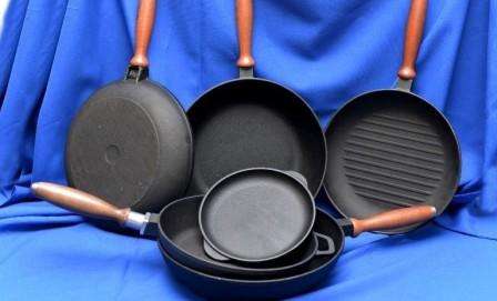 How to remove grease and deposits from a frying pan and saucepan