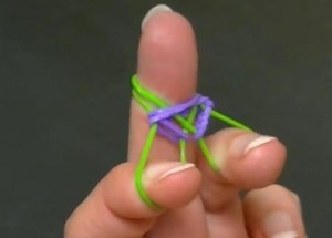 patroon van het weven van een armband van elastiekjes op de vingers