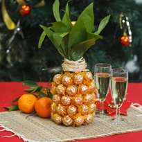 De gewrichten van bladeren en snoep kunnen worden versierd met touw. Je ananas is klaar.