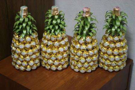 DIY ananas met champagne en snoep. Stap voor stap foto