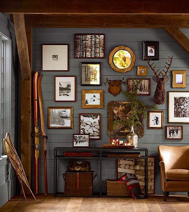 Drewniana ściana jest doskonałym tłem dla zdjęć i ramek do zdjęć.