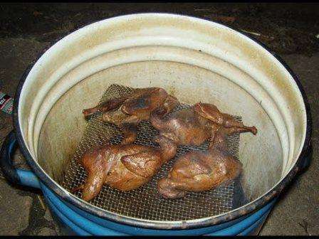 A more complex type of smokehouse is equipped with a baking sheet, where the fat formed during smoking will drain. The baking sheet is located on the left side of the smokehouse, in principle it is similar to the outer lid. The baking sheet allows