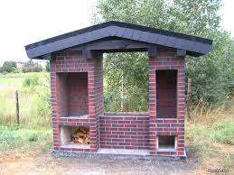 A stone layer should be laid out in a brick smokehouse above the firebox, which helps to keep the temperature in the brazier itself at the desired level and the cooking process proceeds evenly. At the same time, the smokehouse is located separately
