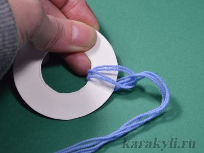 Hogyan készítsünk pom-pomot szőrből, fonalból vagy cérnából készült kalaphoz-mesterkurzus a pom-pom kötéséről, fotó és videó utasítások