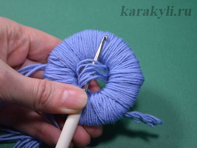 Hogyan készítsünk pom-pomot szőrből, fonalból vagy cérnából készült kalaphoz-mesterkurzus a pom-pom kötéséről, fotó és videó utasítások