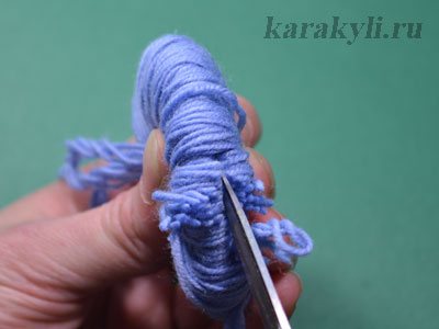 Hogyan készítsünk pom-pomot szőrből, fonalból vagy cérnából készült kalaphoz-mesterkurzus a pom-pom kötéséről, fotó és videó utasítások