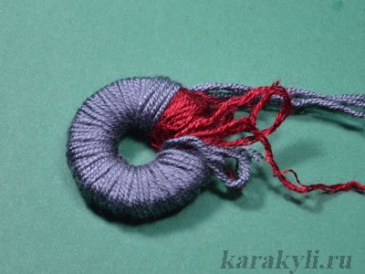 Hogyan készítsünk pom-pomot szőrből, fonalból vagy cérnából készült kalaphoz-mesterkurzus a pom-pom kötéséről, fotó és videó utasítások