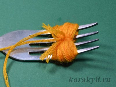 Hogyan készítsünk pom-pomot szőrből, fonalból vagy cérnából készült kalaphoz-mesterkurzus a pom-pom kötéséről, fotó és videó utasítások