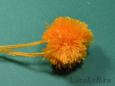 Hogyan készítsünk pom-pomot szőrből, fonalból vagy cérnából készült kalaphoz-mesterkurzus a pom-pom kötéséről, fotó és videó utasítások