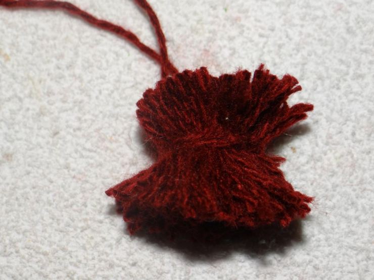 Hogyan készítsünk pom-pomot szőrből, fonalból vagy cérnából készült kalaphoz-mesterkurzus a pom-pom kötéséről, fotó és videó utasítások