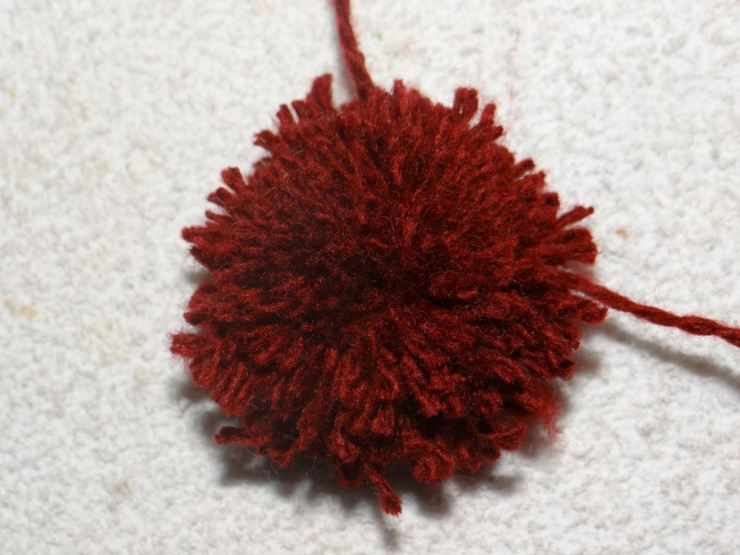 Hogyan készítsünk pom-pomot szőrből, fonalból vagy cérnából készült kalaphoz-mesterkurzus a pom-pom kötéséről, fotó és videó utasítások