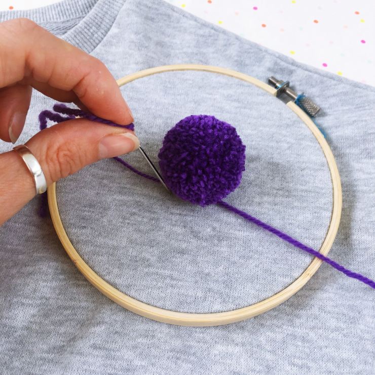 Hogyan készítsünk pom-pomot szőrből, fonalból vagy cérnából készült kalaphoz-mesterkurzus a pom-pom kötéséről, fotó és videó utasítások