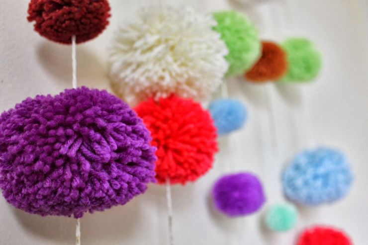 Hogyan készítsünk pom-pomot szőrből, fonalból vagy cérnából készült kalaphoz-mesterkurzus a pom-pom kötéséről, fotó és videó utasítások