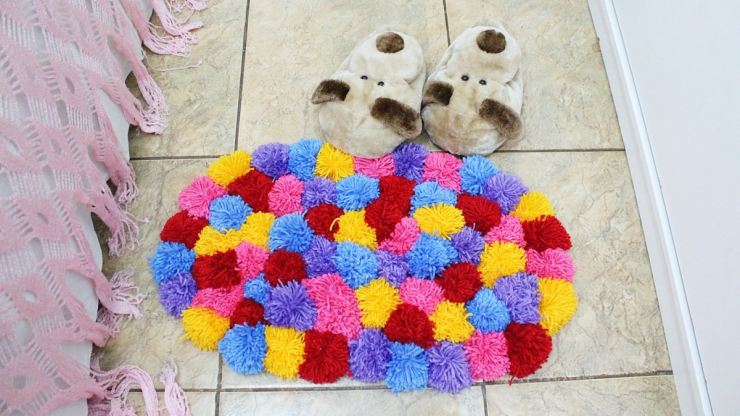 Hogyan készítsünk pom-pomot szőrből, fonalból vagy cérnából készült kalaphoz-mesterkurzus a pom-pom kötéséről, fotó és videó utasítások