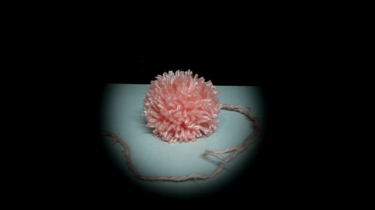 Hogyan készítsünk pom-pomot szőrből, fonalból vagy cérnából készült kalaphoz-mesterkurzus a pom-pom kötéséről, fotó és videó utasítások