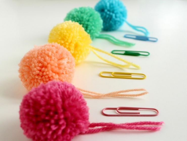 Hogyan készítsünk pom-pomot szőrből, fonalból vagy cérnából készült kalaphoz-mesterkurzus a pom-pom kötéséről, fotó és videó utasítások