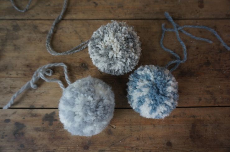 Hogyan készítsünk pom-pomot szőrből, fonalból vagy cérnából készült kalaphoz-mesterkurzus a pom-pom kötéséről, fotó és videó utasítások